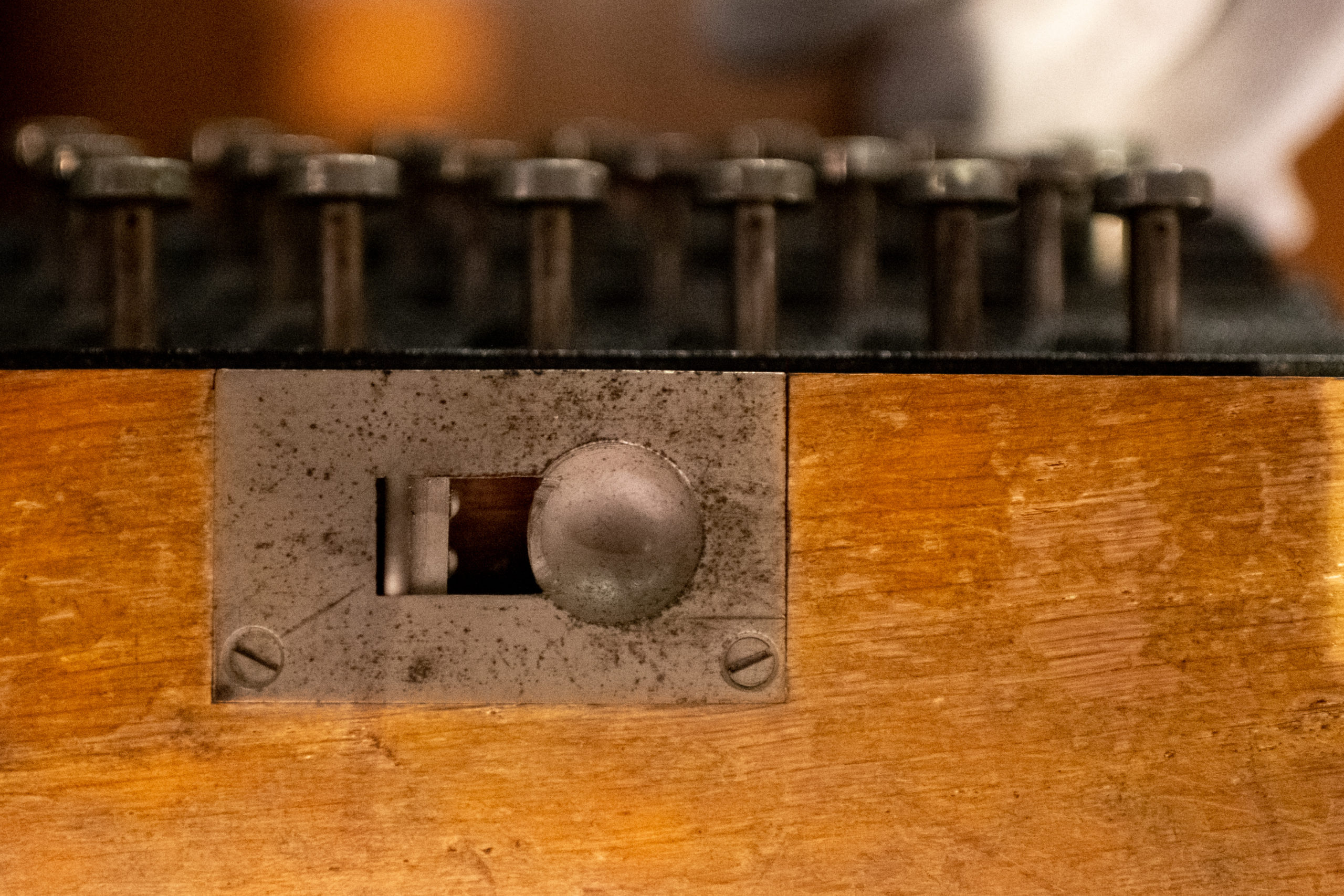 boczny widok na przyciski klawiaturymaszyny Enigma..